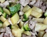 A picture of step 1 of Steak in Green Sauce with Zucchini and Potatoes.