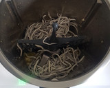 Foto del paso 2 de la receta: Salteado de gulas, espinacas, pasas y nueces. Thermomix