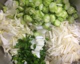 Hình bước làm 2 của món Canh khoai sọ chân giò và rau xào thập cẩm