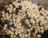 Foto del paso 3 de la receta: Garbanzos con butifarra negra 'esparracada'
