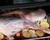 Foto del paso 3 de la receta: Espaldilla y pierna de cordero asadas con papas panaderas