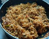 A picture of step 7 of Maggi noodles mix vegetables Chinese Hakka noodles style.