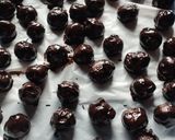 Foto langkah ke 4 dari resep Bola - Bola Cokelat Simple Bahan.