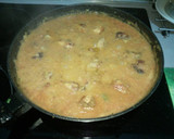 Foto del paso 8 de la receta: Pollo con arroz servido con salsa de ciruelas, dátiles y pipas