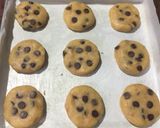 Foto langkah ke 4 dari resep Cookie Monster Chewy Choco Chips Cookies.