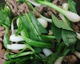 Hình bước làm 3 của món Thịt Bò Xào Củ Hành Lá