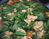 Foto langkah ke 3 dari resep Tumis sawi telur orak arik.