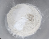 Foto del paso 1 de la receta: Masa para pascualina casera - Masa de tarta salada