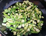 Foto del paso 4 de la receta: Fideos integrales salteados con champiñones y verduras