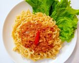 Foto langkah ke 3 dari resep Mie Tuna Saus Pedas.
