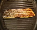 Foto del passaggio 2 della ricetta Salmone grigliato con porri