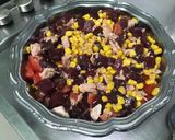 Une image de l'étape 8 de Salade de betteraves et maïs au thon et tomates.