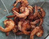 Foto langkah ke 4 dari resep Udang Bawang Goreng Sambal Embe.