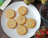 Foto langkah ke 1 dari resep Fruit Crackers.