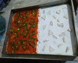 صورة لخطوة 3 من وصفة بيتزا كاري 🍕ميلونج الصلصة الحمراء والبيضاء