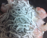 Foto del paso 1 de la receta: Gulas con gambones al ajillo