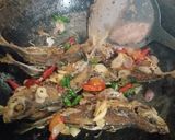 Foto langkah ke 4 dari resep Tumis Ikan Kembung.
