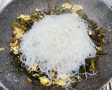 Foto del passaggio 5 della ricetta Nudles con verdure saltate e uova