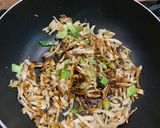 Foto langkah ke 2 dari resep Nasi goreng praktis.