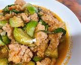 ผัดเผ็ดมะเขืออ่อนหมูเด้ง วิธีทำสูตร 8 รูป