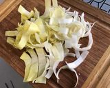 Une image de l'étape 2 de Salade aux deux endives, roquefort et sauce maison.
