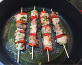 Foto del paso 3 de la receta: Brochetas de magro de cerdo