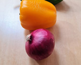 Foto del paso 1 de la receta: Peperonata 🫑🍅🧅🧄 Pimientos morrones rojo, amarillo y verde en aceite de oliva virgen extra 🇮🇹