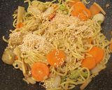 Currys wok 🍳 tészta 🍜 zöldségekkel 🥕🌶️🥦 és ➕ lilakáposztával 🥬 recept fázis 3 fotója