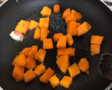 Foto del paso 1 de la receta: Arroz con pollo, setas, calabaza y espinacas