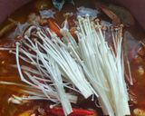 Gambar langkah 3 resipi Tomyam Campur (udang, sotong dan ayam).