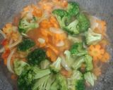 Foto langkah ke 6 dari resep Tumis brokoli wortel dan jamur.