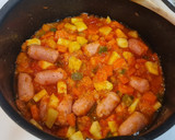 Foto del paso 5 de la receta: Salchichas frescas guisadas con verduras
