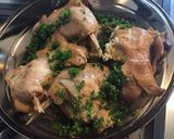 Une image de l'étape 4 de Confit de cuisses de canard au four ail et oignon rôtis au persil.