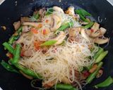 Foto langkah ke 3 dari resep Soun Goreng Bakso&Jamur.