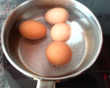 Foto del paso 1 de la receta: Huevos rellenos de espinacas gratinados