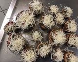 Une image de l'étape 4 de Champignons bruns farcis bœuf, légumes, emmental et tomates.