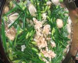 Hình bước làm 3 của món Canh tôm nấu nấm bông hẹ
