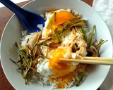 Foto del paso 7 de la receta: Huevos fritos con ajetes y salsa de soja {receta exprés china}🍳