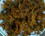 A picture of step 5 of Kanda-Methi Cripsy Pakoras.