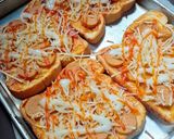 Foto langkah ke 3 dari resep Pizza Roti Tawar.