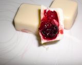 Foto del paso 1 de la receta Bombones de chocolate blanco y frutos rojos y chocolate negro con frutos secos