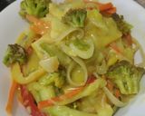 Foto del paso 8 de la receta: Plato de vegetales salteados cremosos con pasta🥦🌶️🧅🥕🍝