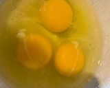 A picture of step 2 of Stir-fry King prawns in curry powder & egg.