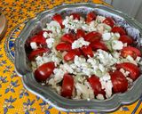 Une image de l'étape 13 de Salade de concombres et tomates au labneh, menthe et feta.