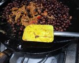 A picture of step 4 of Tawa masaledar kale chanay.