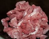 A picture of step 1 of Shanghainese pan fried rice cake 上海炒年糕.