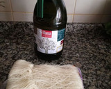 Foto del paso 1 de la receta: Salmón a la plancha en lecho de fideos de arroz y salsa