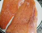 Foto del paso 2 de la receta: Filetes de trucha asalmonada a la pescadora