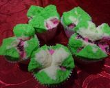 Foto langkah ke 5 dari resep Bolu Kukus Semangka Mekar Sprite.
