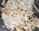 Foto langkah ke 6 dari resep Nasi Daun Jeruk Udang.